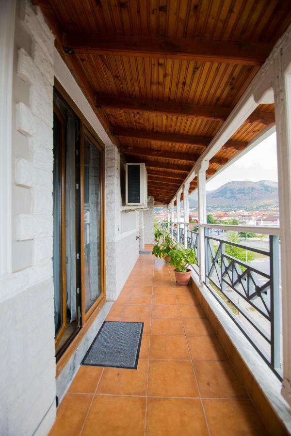Dea Hotel 2002 Korça Exteriör bild