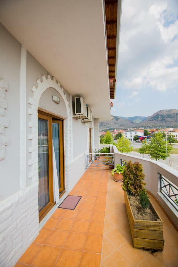 Dea Hotel 2002 Korça Exteriör bild